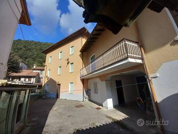 Casa indipendente di 380 m² con più di 5 locali a 