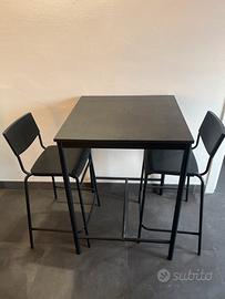 Tavolo alto con sedie