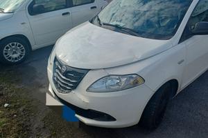 Lancia Y gpl 2014 incidentata 