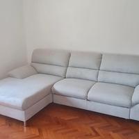 Divano con penisola e meccanismo estraibile