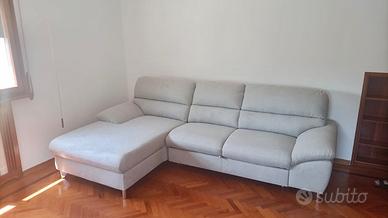 Divano con penisola e meccanismo estraibile