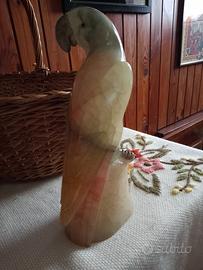 scultura pappagallo in marmo
