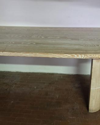 Tavolo in legno massello trapezoidale