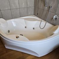 Vasca idromassaggio bianca ad angolo