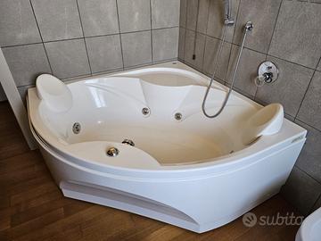 Vasca idromassaggio bianca ad angolo