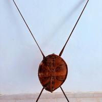 Scudo tradizionale africano con lance