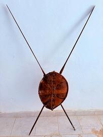 Scudo tradizionale africano con lance