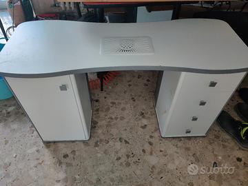 tavolo postazione manicure e unghie da estetista