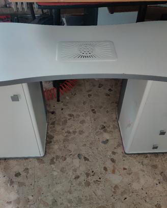 tavolo postazione manicure e unghie da estetista