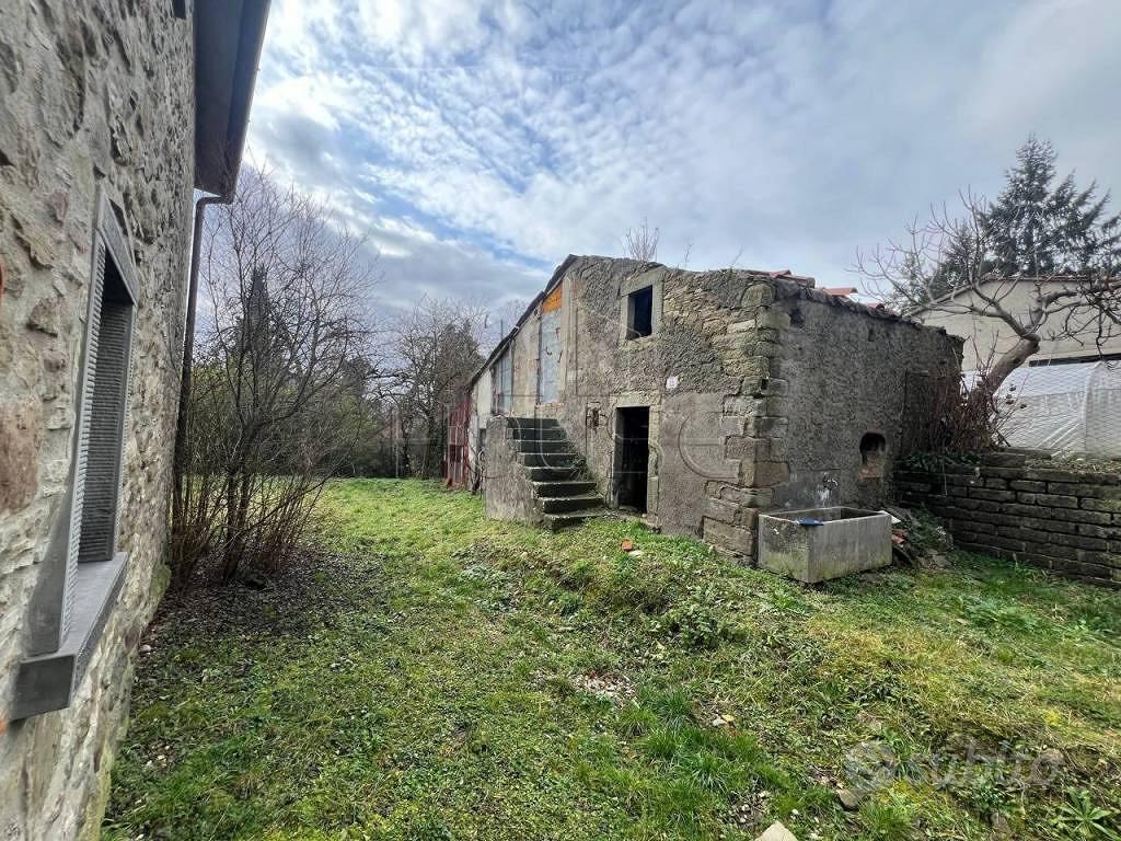 Rustico / Casale di 180 m² con 5 locali e box auto - Altro