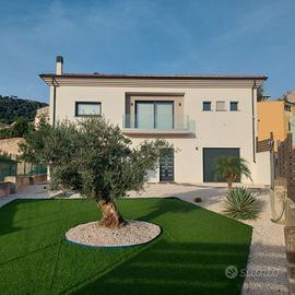 Villa moderna con vista panoramica