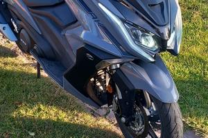 Kymco AK 550