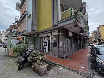 NEGOZIO A NAPOLI