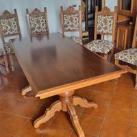 Tovolo in legno lavorato con 6 sedie
