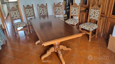 Tovolo in legno lavorato con 6 sedie