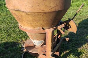 Spandiconcime centrifugo per trattore