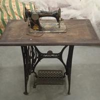 vintage macchina da cucire maumann con base in met