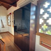 Mobile legno e vetri oscurati