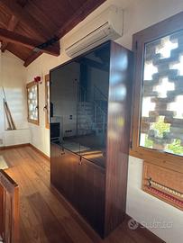 Mobile legno e vetri oscurati