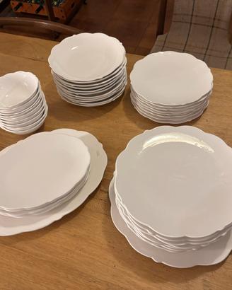 Servizio di piatti in porcellana bianca