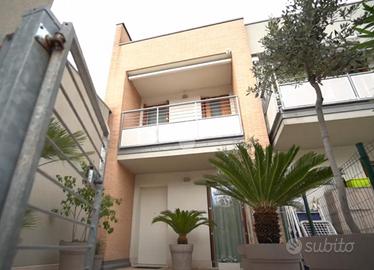 VILLA A SCHIERA A SAN GIOVANNI LUPATOTO