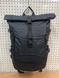 Zaino roll top in materiale impermeabile
