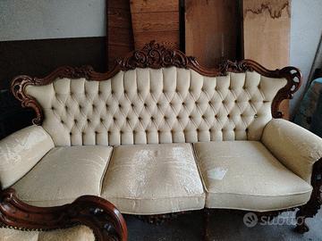 Divano e poltrone da sistemare. 