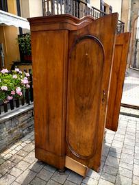 Armadio in noce fiammato