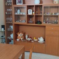Parete attrezzata con tavolo e porta TV