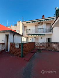 Stabile con N.2 unità immobiliari