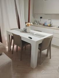 Tavolo rettangolare con sedie
