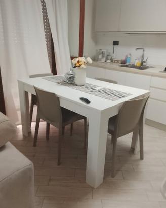 Tavolo rettangolare con sedie
