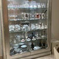 Vetrina in legno foglia argento e cristallo