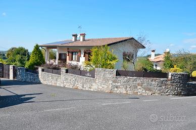 FOGLIANO REDIPUGLIA: VILLA SINGOLA CON GIARDINO