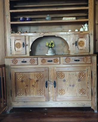 Antica piattaia, credenza valdostana