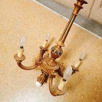 lampadario in legno in foglia d'oro