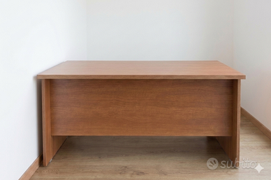 Scrivania in legno colore ciliegio