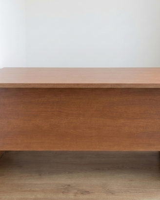 Scrivania in legno colore ciliegio