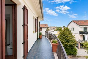 Trilocale con balconi e garage