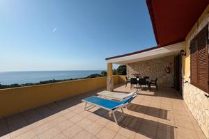 Comoda villetta bifamiliare con vista mare