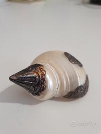 conchiglia di madreperla con decorazione in metall