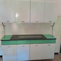 Set in formica, credenza, tavolo e sedie verdi