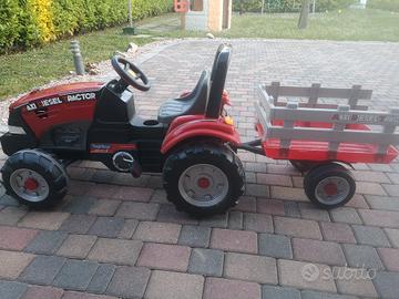 Trattore giocattolo a pedali