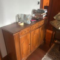 Elegante credenza classica in legno