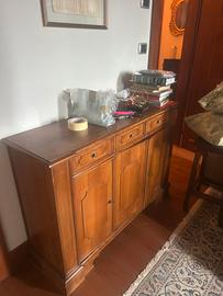 Elegante credenza classica in legno