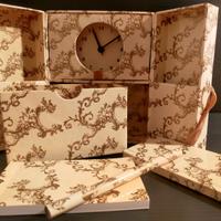 Orologio incastonato in scatola di cartone decorat