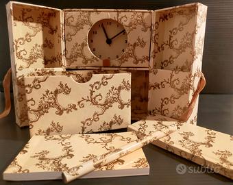Orologio incastonato in scatola di cartone decorat