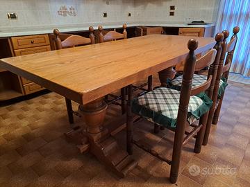 Tavolo in legno massiccio.