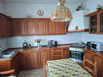 Cucina in ciliegio con possibilità di tavolo allun