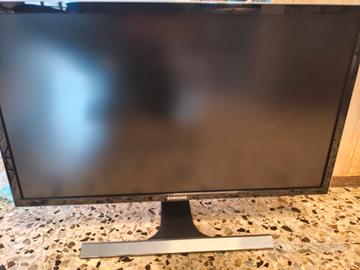 Schermo Samsung 4 k e mini pc